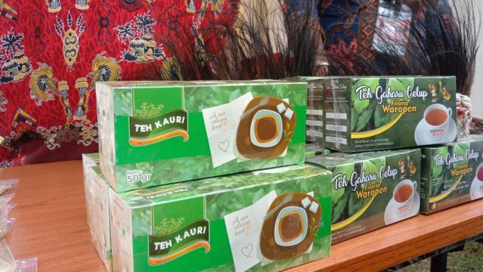 Teh Gaharu Salah satu Produk Lokal yang di Tampilkan pada Pameran UMKM KMAN VI, foto : nesta /jeratpapua.org Teh Gaharu Salah satu Produk Lokal yang di Tampilkan pada Pameran UMKM KMAN VI, foto : nesta /jeratpapua.org