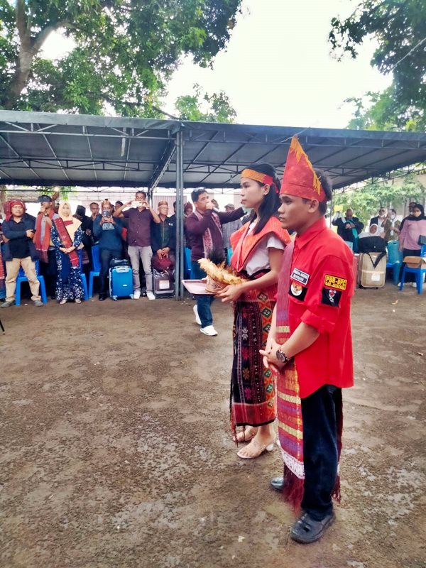 Utusan duta -duta Masyarakat Adat Batak Sumatera Utara saat tiba di Tanah Tabi , foto : nesta/jeratpapua.org Utusan duta -duta Masyarakat Adat Batak Sumatera Utara saat tiba di Tanah Tabi , foto : nesta/jeratpapua.org
