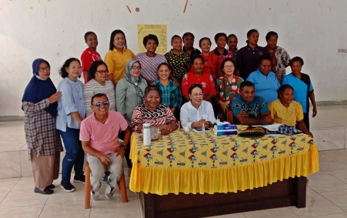 foto bersama Ny. Magdalena Luturmas Awoitauw, S.Pd. Kordinator Bid. Konsumsi KMAN , foto : nesta/jeratpapua.orgVI bersama Ibu-ibu di Kamung Homfolo