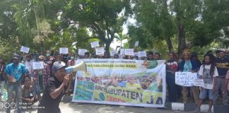 Aksi Demo Masyarakat Adat Lembah Grime Nawa terkait Pencabutan Izin Pengelolaan Kawasan Oleh Pemkab Jpr, foto : wayan /jeratpapua.org