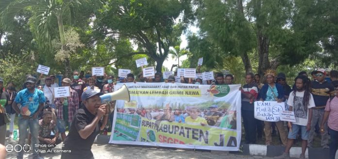 Aksi Demo Masyarakat Adat Lembah Grime Nawa terkait Pencabutan Izin Pengelolaan Kawasan Oleh Pemkab Jpr, foto : wayan /jeratpapua.org Aksi Demo Masyarakat Adat Lembah Grime Nawa terkait Pencabutan Izin Pengelolaan Kawasan Oleh Pemkab Jpr, foto : wayan /jeratpapua.org