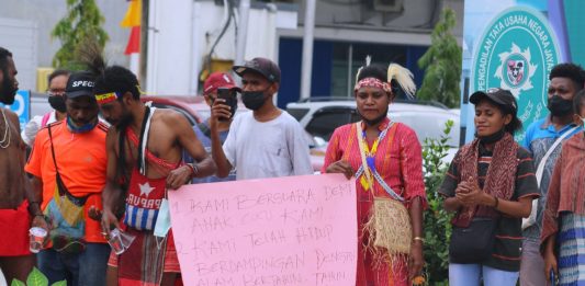 Forum Peduli Masyarakat Adat saat menggelar Aksi Unjuk Rasa di PTUN Jayapura ,foto : nesta/jeratpapua.org