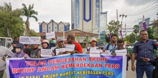 Komunitas Jurnalis Papua saat menggelar aksi Penolakan UU KUHP terhadap kebebasan berekpresi , foto : nesta /jeratpapua.org