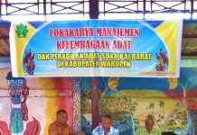 Dewan Adat Daerah Kabupaten Waropen saat mendapatkan Materi soal Manajemen Kelembagaan adat dan Peradilan Adat bagi suku Kai Barat di Waropen , Jimi/jeratpapua.org