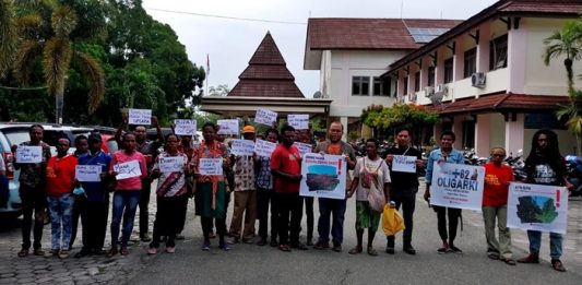 Koalisi Masyarakat Sipil Saat akan bertemu dan Berdialog dengan Bupati Jayapura tetapi mereka tidak bertemu Bupati, foto : pusaka/ jeratpapua.org