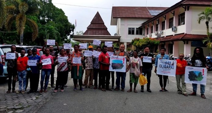 Koalisi Masyarakat Sipil Saat akan bertemu dan Berdialog dengan Bupati Jayapura tetapi mereka tidak bertemu Bupati, foto : pusaka/ jeratpapua.org