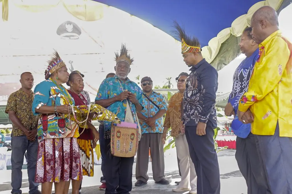 Masyarakat Adat Grime Nawa saat menyambut Pj . Bupati Jayapura Triwarno Purnomo di Nimboran , foto "pemkab Jpr,/Jeratpapua.org