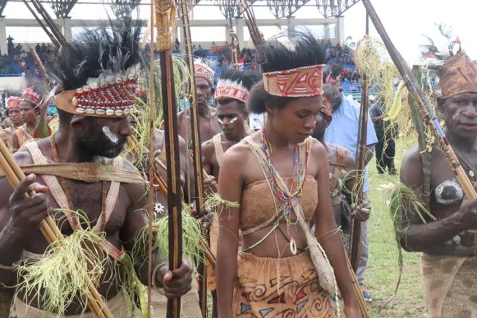 Masyarakat Adat dengan Corak Budaya salah satu Suku di Papua, foto : nesta/jeratpapua.org
