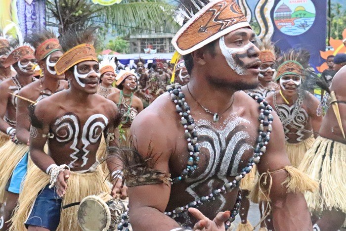 Masyarakat Adat Kabupaten Jayapura saat mengikuti Pawai Budaya Pembukaan KMAN VI Tahun 2022 di Tanah Tabi, foto : nesta/jeratpapua.org