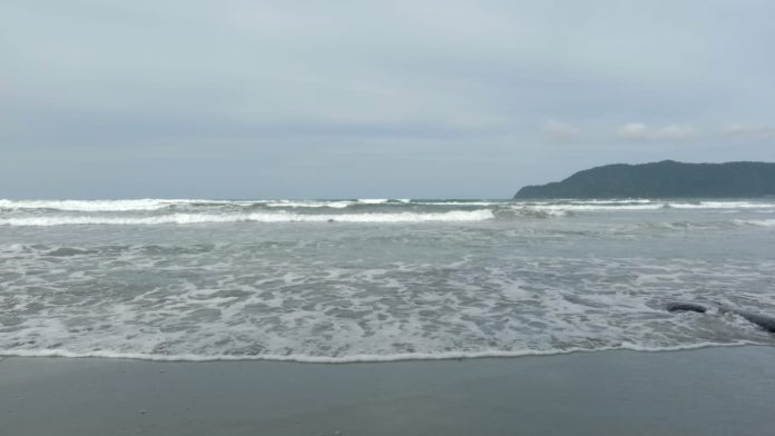Situasi Laut dan Ombak di Pesisir Pantai Holtekamp, foto :nesta/jeratpapua.org