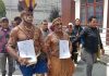 Masyarakat Adat Awuyu saat mengatarkan Berkas Gugatan Mereka terhadap PTSP Provinsi Papua di PTUN Jayapura, foto : nesta/jeratpapua.org