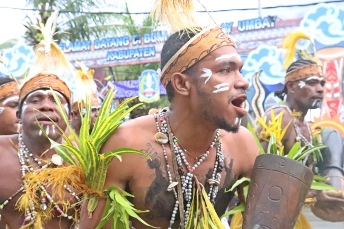 Masyarakat Adat Kabupaten Jayapura dengan Atraksi Budaya di Pawai Budaya KMAN VI 2022