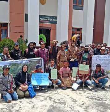 Perwakilan Greenpeace Indonesia Sekar Banjaran Aji foto bersama dengan Masyarakat Adat Suku Awyu, foto : nesta/jeratpapua.org