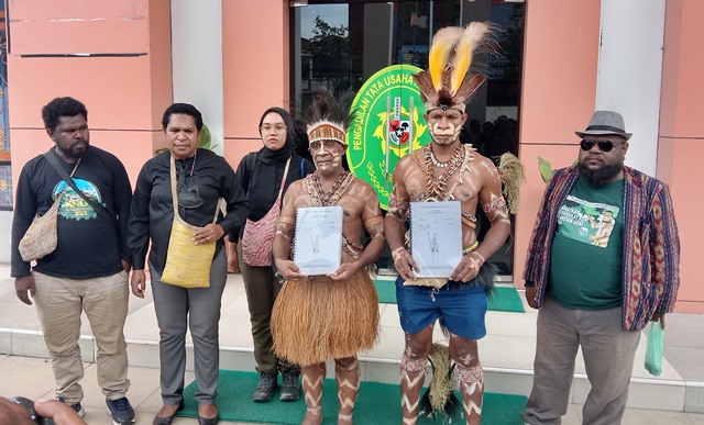 Masyarakat Awuyu di dampingi Kuasa Hukum dari LBH Papua Emanuel Gobay dan Perwakilan Greenpeace serta WALHI Papua saat mengatarkan Gugatan ke PTUN