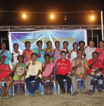 Foto Bersama Pengurus Harian AMAN Jayapura dan Komunitas Perempuan Adat Bhuyaka (Sentani ), foto : nesta/jeratpapua.org