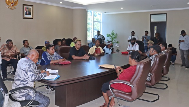 Masyarakat Adat 4 Kampung di Sentani Saat menyampaikan Aspirasi Mereka di DPRP Papua ,foto : nesta/jeratpapua.org Masyarakat Adat 4 Kampung di Sentani Saat menyampaikan Aspirasi Mereka di DPRP Papua ,foto : nesta/jeratpapua.org