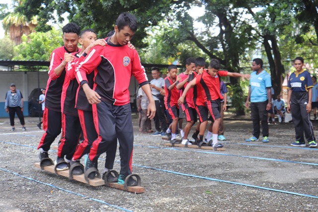 Siswa SMP di Kota Jayapura Peragakan Olahraga Tradisional Terompah atau Bakiak, foto : nesta/jeratpapua.org