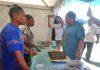 Sekda Kabupaten Jayapura Hana Hikoyabi saat membeli sagu pisang kelapa Bakar di salah satu stand Mama asal Kampung Yoboi di FDS XIII 2023, foto : nesta/jeratpapua.org