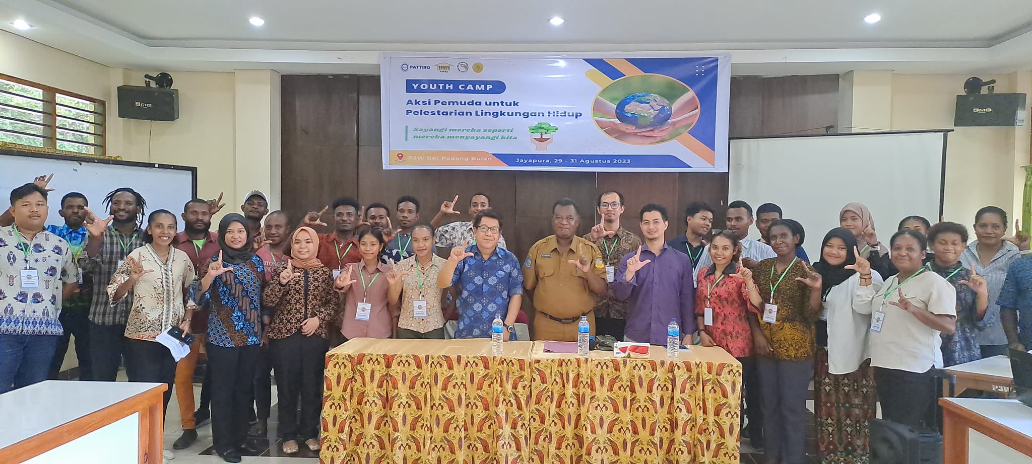 Kepala Dinas KLHK Provinsi Papua Jan Jap Ormuseray dan Direktur KIPRa Papua Irianto Jakobus saat foto bersama, foto : nesta/jeratpapua.org