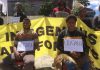 Foto Sejumlah Organisasi Pemuda Adat di Bawah KOwaki Papua membentangkan Spanduk Dukungak Kepada Masyarakat adat , foto : nesta/jeratpapua.org