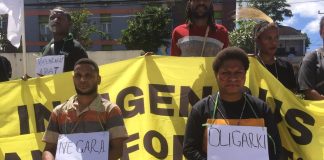 Foto Sejumlah Organisasi Pemuda Adat di Bawah KOwaki Papua membentangkan Spanduk Dukungak Kepada Masyarakat adat , foto : nesta/jeratpapua.org
