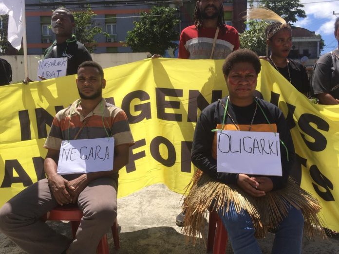 Foto Sejumlah Organisasi Pemuda Adat di Bawah KOwaki Papua membentangkan Spanduk Dukungak Kepada Masyarakat adat , foto : nesta/jeratpapua.org Foto Sejumlah Organisasi Pemuda Adat di Bawah KOwaki Papua membentangkan Spanduk Dukungak Kepada Masyarakat adat , foto : nesta/jeratpapua.org