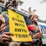 Hendrikus Frangky Woro dari Masyarakat Asli Papua Suku Awyu, memberikan kesaksian dalam sidang kasus pencabutan izin kawasan hutan di Pengadilan Tata Usaha Negara (PTUN), Jakarta. Hendrikus Frangky Woro dan Gregorius Yame menjadi saksi bagi terdakwa terkait gugatan yang diajukan dua perusahaan perkebunan kelapa sawit di kawasan Boven Digoel, PT. Kartika Cipta Pratama (KCP) dan PT. Megakarya Jaya Raya (MJR) melawan Kementerian Lingkungan Hidup dan Kehutanan (KLHK) atas Pencabutan Izin Kawasan Hutan