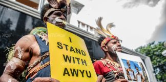 Hendrikus Frangky Woro dari Masyarakat Asli Papua Suku Awyu, memberikan kesaksian dalam sidang kasus pencabutan izin kawasan hutan di Pengadilan Tata Usaha Negara (PTUN), Jakarta. Hendrikus Frangky Woro dan Gregorius Yame menjadi saksi bagi terdakwa terkait gugatan yang diajukan dua perusahaan perkebunan kelapa sawit di kawasan Boven Digoel, PT. Kartika Cipta Pratama (KCP) dan PT. Megakarya Jaya Raya (MJR) melawan Kementerian Lingkungan Hidup dan Kehutanan (KLHK) atas Pencabutan Izin Kawasan Hutan