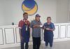 Ketua DPW Nasdem Papua Mathius Awoitauw saat mencoba Kopi Hasil Racikan anak muda, foto : nesta/jeratpapua.org