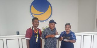 Ketua DPW Nasdem Papua Mathius Awoitauw saat mencoba Kopi Hasil Racikan anak muda, foto : nesta/jeratpapua.org