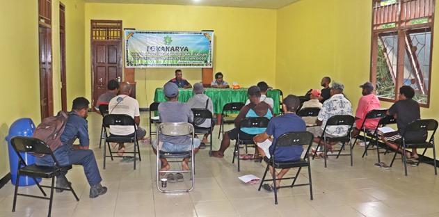 Perwakilan Jerat Papua Engel Dimara dan Perwakilan LMA Mandobo Yustinus Andap saat Pembukaan Lokakarya Manajemen Kelembagaan dan Peradilan Adat Bagi Masyarakat Adat Suku Mandobo Bovent Digoel Papua Selatan , foto :nesta/jeratpapua.org