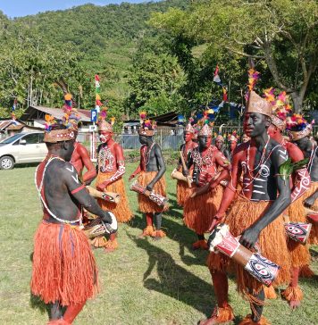 Masyarakat Adat Kampung Yoka saat menampilkan Atraksi tarian pada Pembukaan Festival Port Numbay V 2024 di Yoka, foto : nesta/jeratpapua.org
